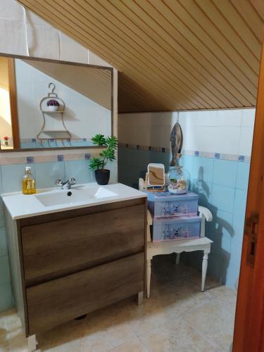 a bathroom with a sink and a mirror at Catespero Sossego in Reguengos de Monsaraz