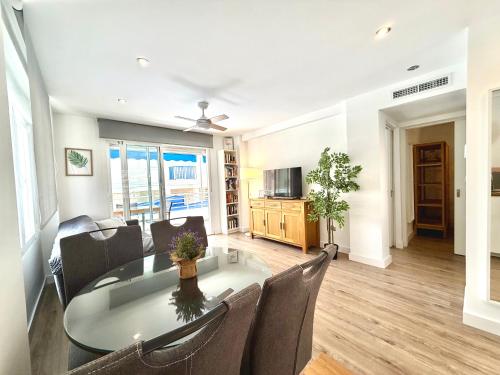 Una sala de estar con mesa de comedor y sillas. en Be Happy, Santa Pola Apartamento a 50 metros de la Gran Playa, en Santa Pola