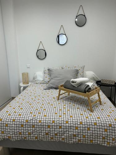 - une chambre avec un lit et un banc dans l'établissement Bas de villa au calme absolu, à La Crau