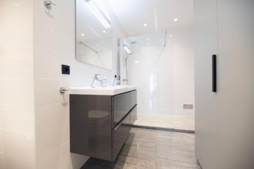 une salle de bain avec un lavabo et une douche dans l'établissement Mediterranean Cosy Studio, à Cannes