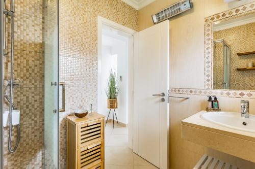 a bathroom with a shower and a sink at Casa Eleonora lifestyle Lodge in Lagos