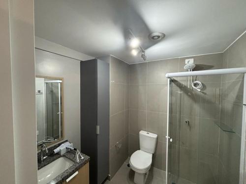 um banheiro com chuveiro, vaso sanitário e pia em Studio Novo perto do Allianz Parque em São Paulo