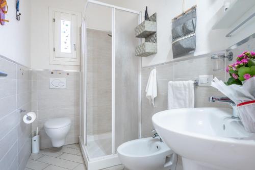 拉契亚AffittaSardegna - Trilo li Frati的带水槽和淋浴的白色浴室