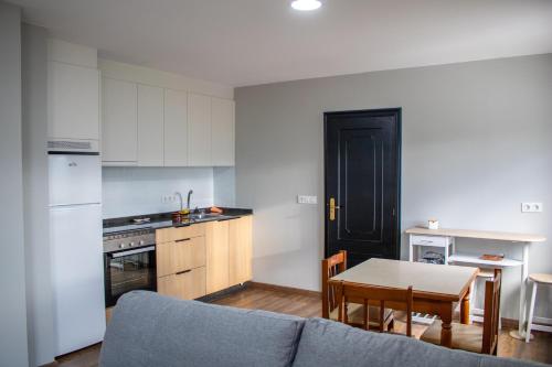 Val do DubraにあるApartamento Centro Bembibreのソファとテーブルのあるリビングルーム