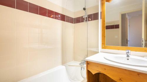 une salle de bain avec un lavabo, des toilettes et un miroir dans l'établissement V du Bachat Arolles A n26 - 2P4, à Chamrousse