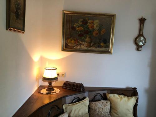 a bedroom with a table with a lamp and a painting at Ferienwohnung in Koblenz, nahe Uni und BWZK mit Garten in Koblenz