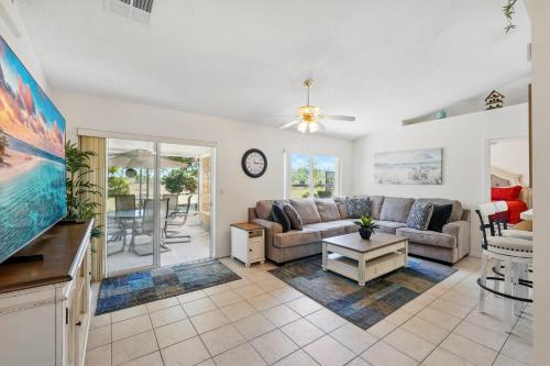 una sala de estar con un sofá y una mesa en Pet Friendly Family Home Close to Everything, en Orlando