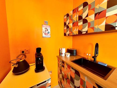 une cuisine avec un évier et un comptoir dans l'établissement Studio 54 - Centre ville & Seventies, à Nîmes