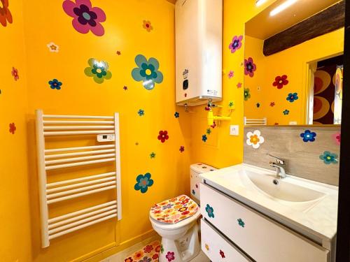 La salle de bains jaune est pourvue de toilettes et d'un lavabo. dans l'établissement Studio 54 - Centre ville & Seventies, à Nîmes