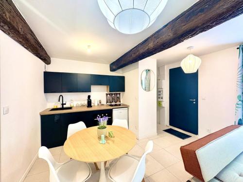 una cucina e una sala da pranzo con tavolo e sedie di Studio Sencha, Lit 160, Clim, plein coeur de ville a Nîmes
