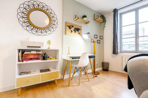 - une chambre avec un bureau, un lit et un miroir dans l'établissement La loge de Nicolas, à Nancy