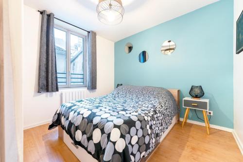 une chambre avec un lit et une fenêtre dans l'établissement La loge de Nicolas, à Nancy