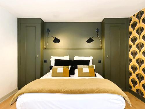 ein Schlafzimmer mit einem großen Bett mit grünen Wänden in der Unterkunft Appartement de charme au cœur du centre historique in Tours