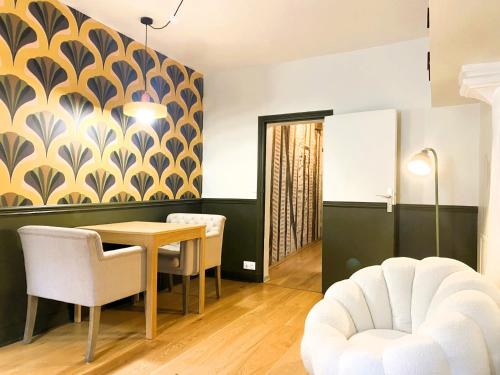 une salle à manger avec une table et des chaises dans l'établissement Appartement de charme au cœur du centre historique, à Tours