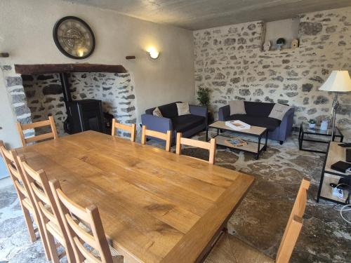a living room with a wooden table and chairs at Le Soleil - Authentique - À 10 m du Château in Villeneuve
