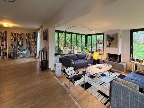 un salon avec un canapé et une table dans l'établissement Villa à Louveciennes, à Louveciennes
