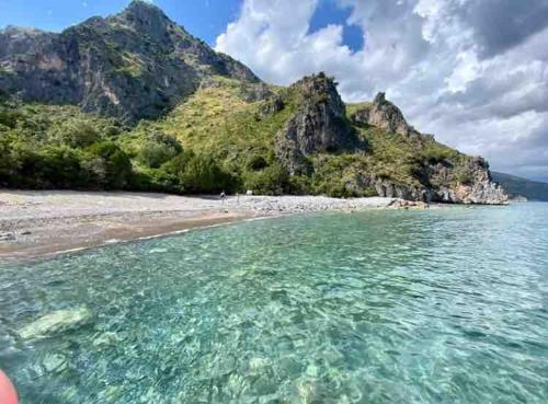 een uitzicht op een strand vanaf een boot in het water bij Antema in Scario