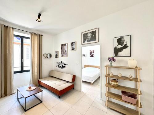 un salon avec un canapé et une table dans l'établissement Le Rex - T2 coeur de ville sur le thème du cinéma, à Nîmes