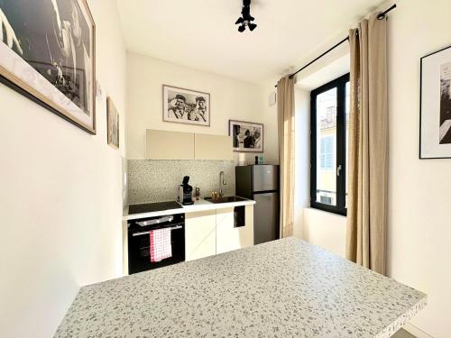 Il comprend une cuisine équipée d'un comptoir et d'un réfrigérateur. dans l'établissement Le Rex - T2 coeur de ville sur le thème du cinéma, à Nîmes