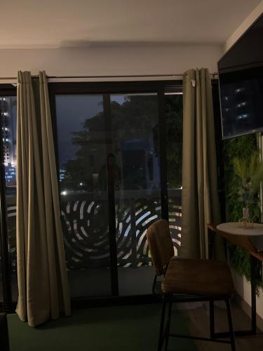 a room with a window with a table and a chair at Cozy loft in Escalante in San José
