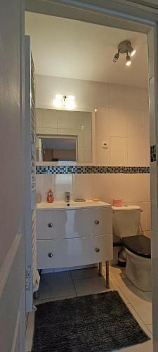 une salle de bain avec un lavabo et des toilettes dans l'établissement Maison pieds dans l'eau face mer, à Pléneuf-Val-André