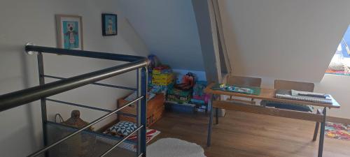 une chambre avec un escalier et un escalier dans l'établissement Villa familiale proche centre, à Bourges