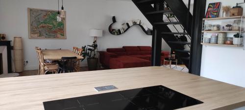 un salon avec un canapé rouge et une table dans l'établissement Villa familiale proche centre, à Bourges