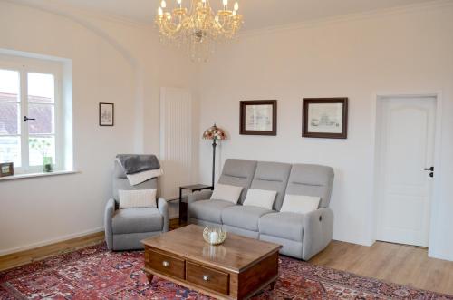Posezení v ubytování Schlossgut Franken - Schlossapartment Cunrad