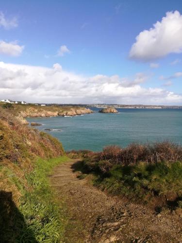 a path leading down to a large body of water at The house of the guardians of the Ocean with spa - gite plougonvelin in Plougonvelin