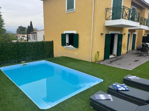 - une piscine dans une cour à côté d'un bâtiment dans l'établissement Belle villa familiale 5 Pces Special été, à Cannes