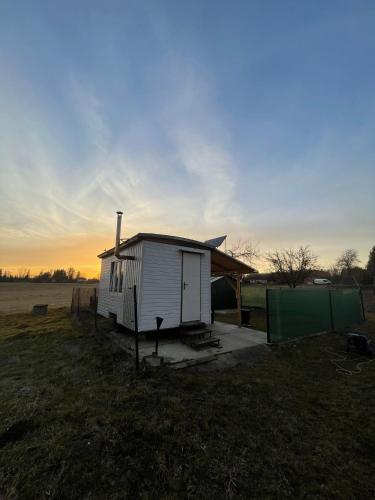 Maringotka u potůčku