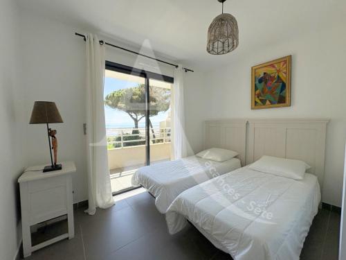 - 2 lits dans une chambre avec vue sur l'océan dans l'établissement FRONT DE MER 98 M², 3 CHAMBRES, TERRASSE 90 M², à Sète