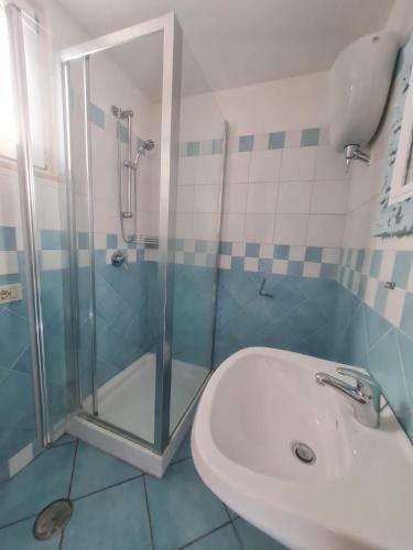 a bathroom with a glass shower and a sink at Le Case dei pescatori - Sirena in Arcipelago Ponziano