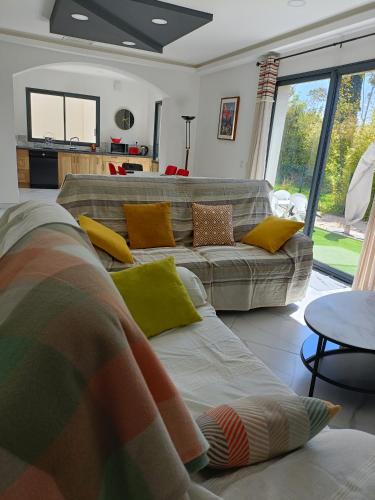 un salon avec deux canapés et une table dans l'établissement La Villa du Sud, Arles Camargue, à Arles