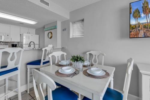 Una cocina y un comedor con una mesa y sillas blancas. en Atlantica 601, en Myrtle Beach