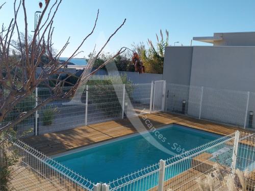 une clôture autour d'une piscine dans une maison dans l'établissement FRONT DE MER 98 M², 3 CHAMBRES, TERRASSE 90 M², à Sète