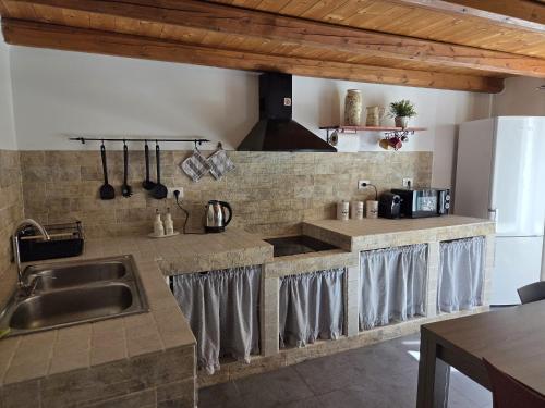 een keuken met een spoelbak en een koelkast bij Casa Whitaker in Palermo