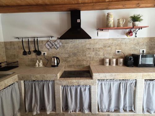 een keuken met een stenen aanrecht met een wastafel bij Casa Whitaker in Palermo