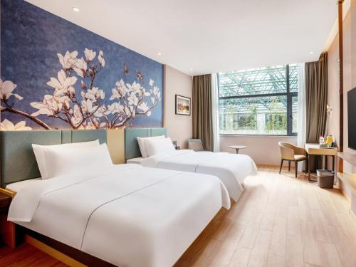 Postel nebo postele na pokoji v ubytování Guilin Magnotel Classic Hotel By Seven Star Park, Li River