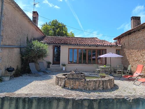 Imagen de la galería de Peaceful unique gite in the countryside, en Javerlhac-et-la-Chapelle-Saint-Robert
