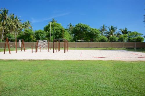 a park with a playground with a volleyball court at Whales and Waves in Lemonga