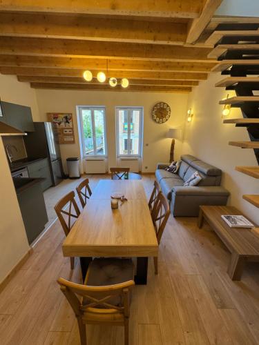 un salon avec une table et un canapé dans l'établissement La Cabane Étoilée, au Bourg-dʼOisans
