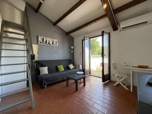 un salon avec un canapé et une table dans l'établissement Appartement 2 pièces - Gruissan GN320-037, à Gruissan