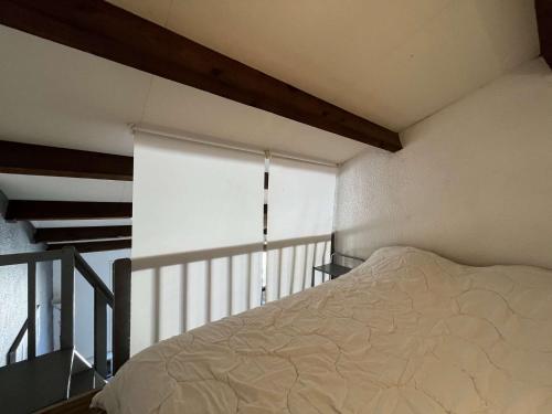 - une chambre avec un lit et une fenêtre avec un store dans l'établissement Appartement 2 pièces - Gruissan GN320-037, à Gruissan