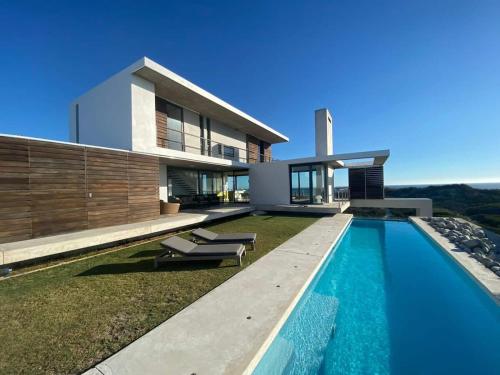 Πισίνα στο ή κοντά στο VAME Beach Front Bungalow
