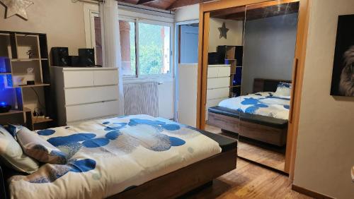 une chambre avec deux lits et un miroir dans l'établissement Villa de standing avec piscine à débordement, jacuzzi et jardin à 5 min du centre de Nîmes, à Nîmes