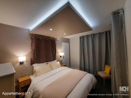 a bedroom with a large white bed in a room at Résidences Privées appartements 1 ou 3 entre Varengeville sur mer & Dieppe in Hautot-sur-Mer