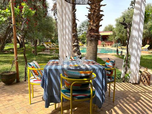 a table and chairs with a table and a pool at Palais Julia in Chouiter