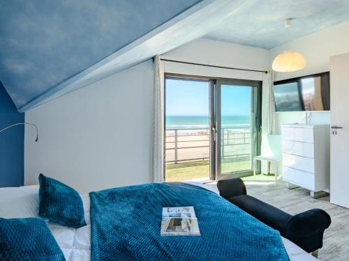 une chambre avec un lit et une vue sur l'océan dans l'établissement Holiday Home La Dune des ailes by Interhome, à Mimizan