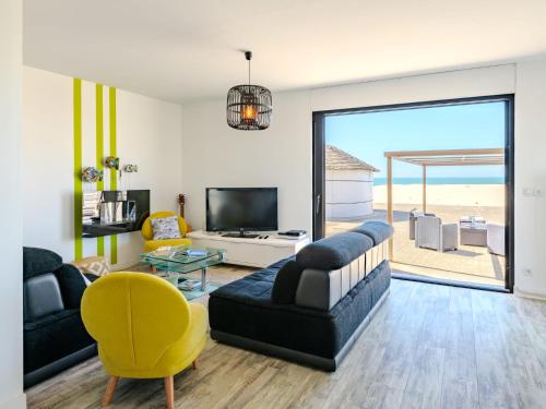 - un salon avec un canapé et une télévision avec vue dans l'établissement Holiday Home La Dune des ailes by Interhome, à Mimizan